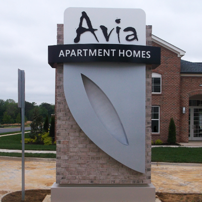 Pylon sign at entrance to apartment complex