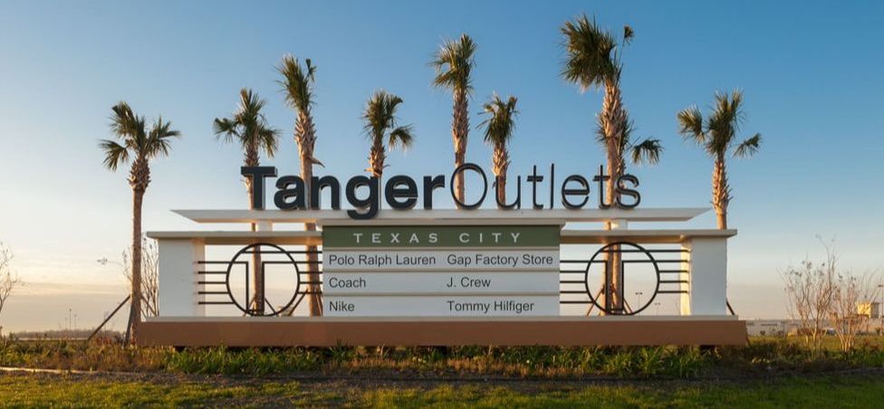 Large monument sign at outlet mall