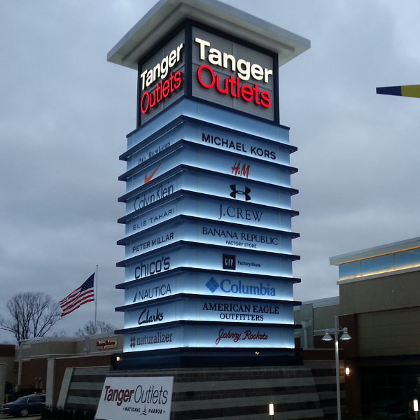 Large pylon sign at outlet mall in Maryland